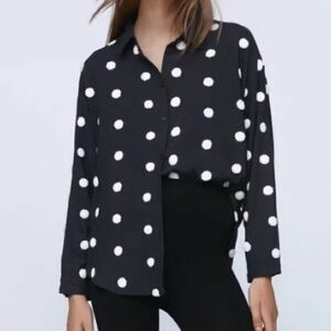 Gorgeouss Zara textured white pompom top button down. Adorablee blouse